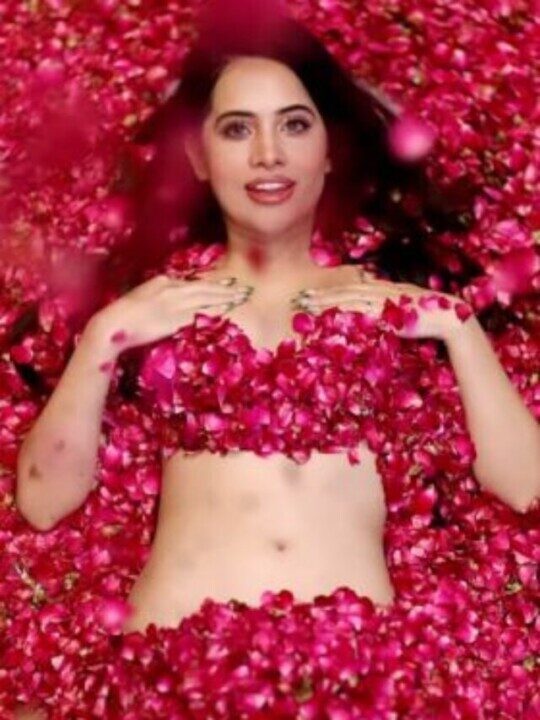Urfi Javed: being nude, Urfi showered rose petals.
